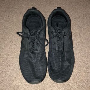 Nike black roshes